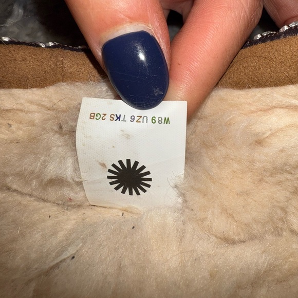 Like New Tasman chestnut Uggs!! - Picture 9 of 10